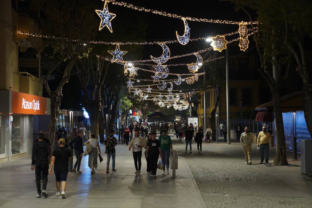 Konya bayrama hazır! Tarihi sokaklar yeniden ışıl ışıl 2